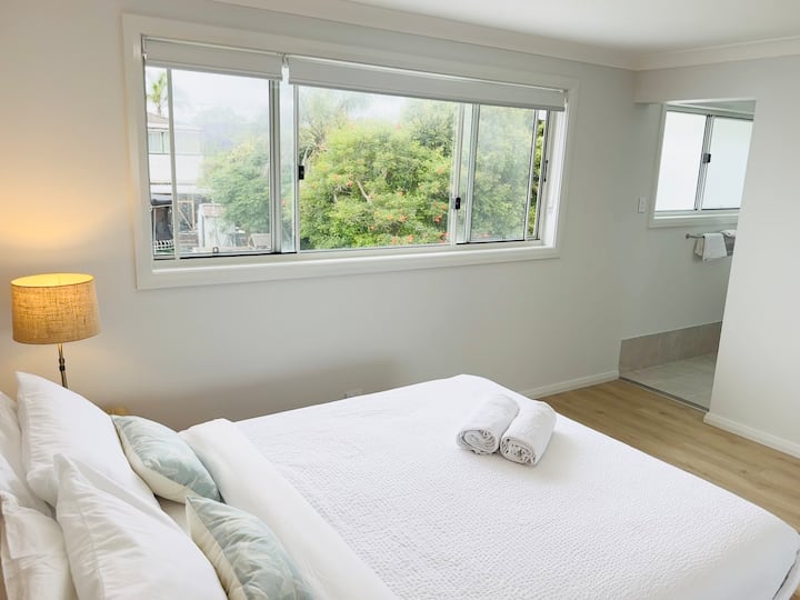 سرير بحجم "كوين" مع حمام داخلي 