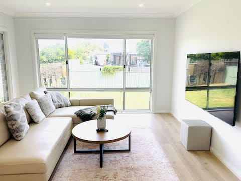 Brand New Luxe I5BR| 5 min walk to Beach, Shops