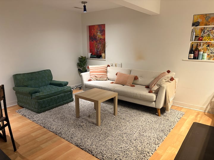 Charming Cozy Basement Suite - North Vancouver