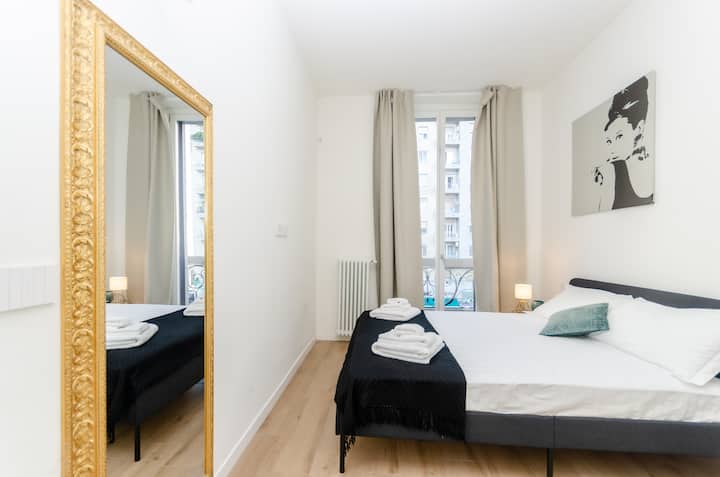  Მეორე მყუდრო და დახვეწილი საძინებელი ორადგილიანი საწოლით, კონდიციონერით და დეტალების მიმართ ყურადღებით. Მყუდრო და დასასვენებელი გარემო იდეალურია მილანის შუაგულში კომფორტული სტუმრობისთვის ️