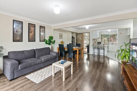 3BR Home w/ Pool Access Near Sunnybank & Shops