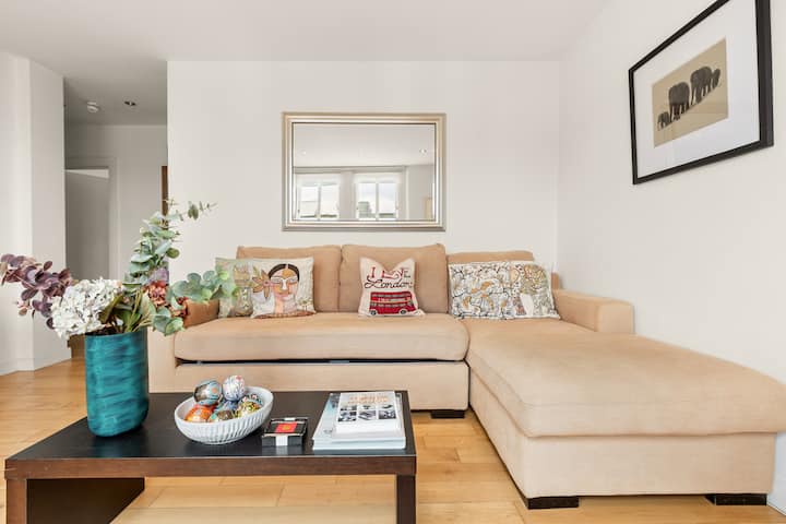 Дневна соба: пријатно место за одмор со удобен кауч на спуштање, меко амбиентално осветлување и телевизор - идеално место за опуштање и полнење по денот.