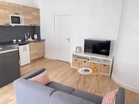 Popular Airbnb listing: Le Félix, Calais in Calais