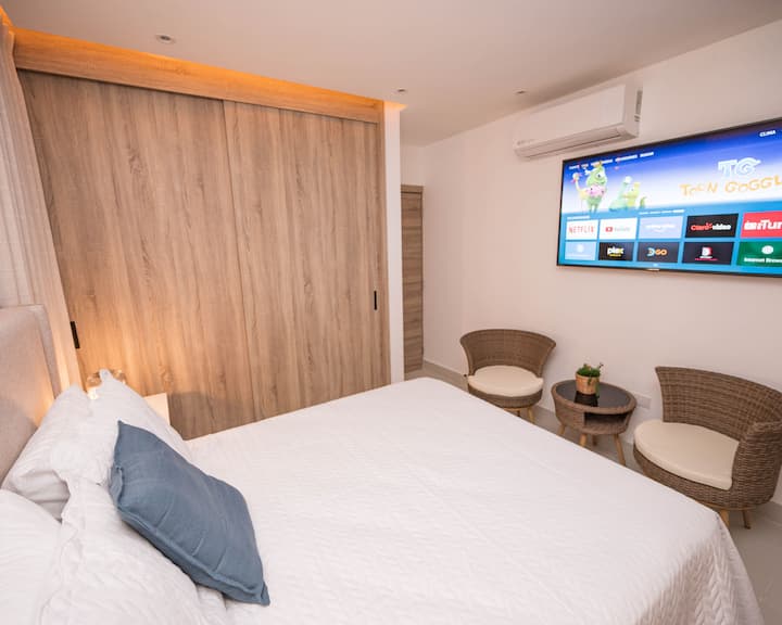 Dormitorio 2: diseño elegante, luz LED suave y aire fresco para un descanso tranquilo 