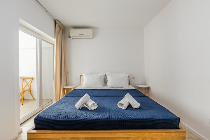 Dormitorio con cama doble