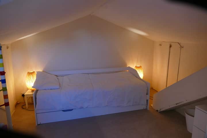 Druhá časť detskej podkrovnej izby, šialene malý oblúk spájajúci tieto dve oblasti