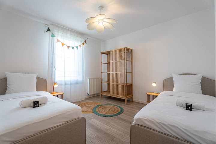 Обезбедени се 2 единечни кревета, постелнина и крпи.
