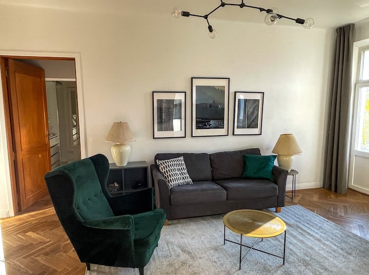 มุมอ่านหนังสือที่อบอุ่นหลังจากใช้เวลาทั้งวันในเมือง