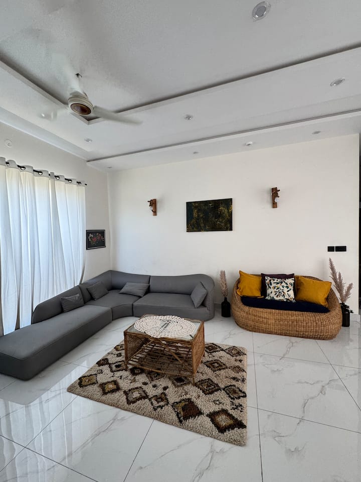 Relax in our peaceful DHA Phase 5 lounge after a day of travel or shopping at Dolmen Mall. Enjoy the privacy, fast Wi-Fi, and a cozy atmosphere tailored for decent families.