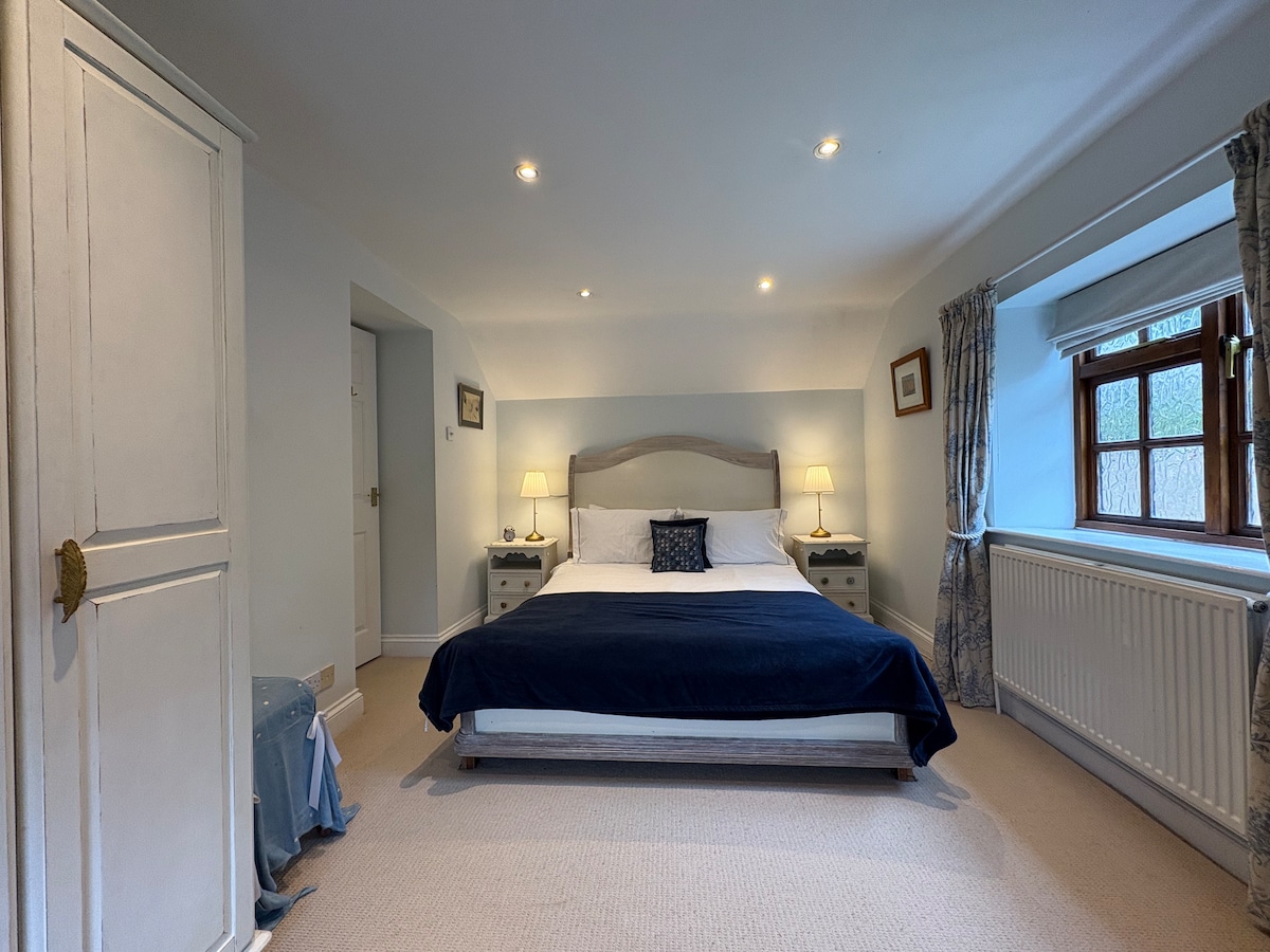 ห้องนอนที่สองกว้างขวางให้ความสะดวกสบายและเงียบสงบ มีเตียงคู่และเฟอร์นิเจอร์ที่นุ่มและอบอุ่น มีแสงธรรมชาติและห้องพักผ่อนมากมาย เป็นสถานที่พักผ่อนที่สงบสำหรับคู่รัก เพื่อน หรือสมาชิกในครอบครัว