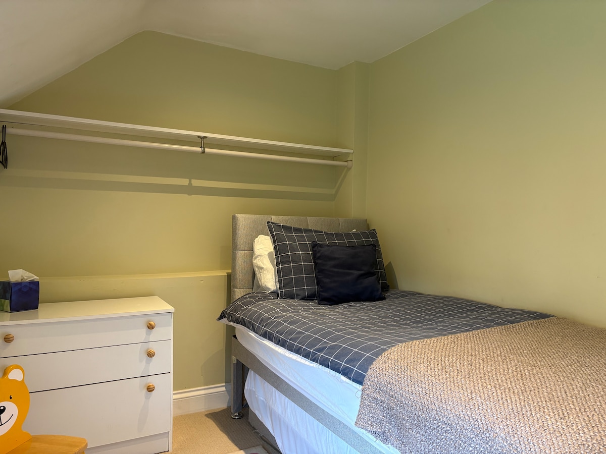 ห้องเดี่ยวพร้อมเตียงนอนสบายพร้อมล้อเลื่อนสำหรับการจัดเตียงที่ยืดหยุ่น เหมาะสำหรับเด็กหรือผู้เข้าพักเสริม มีที่พักผ่อนที่เงียบสงบ