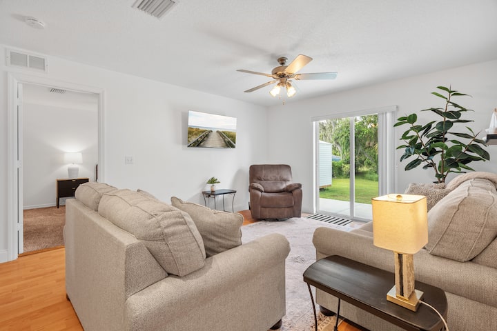 Sunny Sarasota Escape - 7/8 Miles To Beaches - Sarasota, FL
