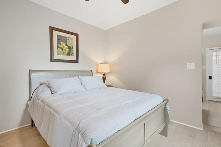 เตียงควีนไซส์ ตู้ลิ้นชักและตู้เสื้อผ้า  ห้องเล็กและตู้เสื้อผ้าที่อยู่ติดกันสำหรับที่นอนเพิ่มเติม 