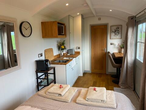 Top performing Airbnb: Lily’s Lodge- Peaceful Retreat- 2 miles Stonehenge in Wiltshire