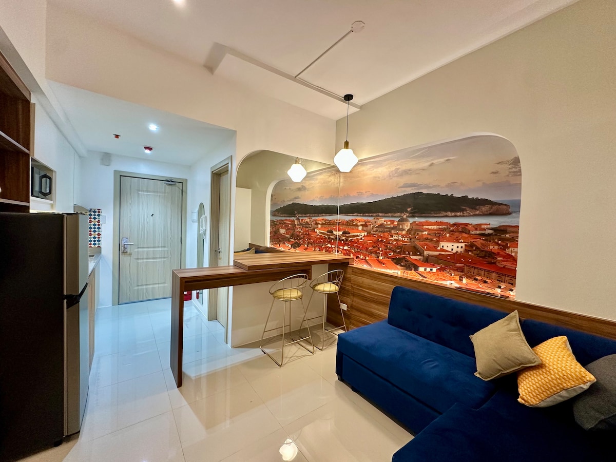 Sehemu ya kuishi yenye starehe yenye mwangaza wa mazingira, kitanda cha sofa chenye starehe na sehemu anuwai ya kufanyia kazi ambayo inaongezeka maradufu kama meza ya kulia