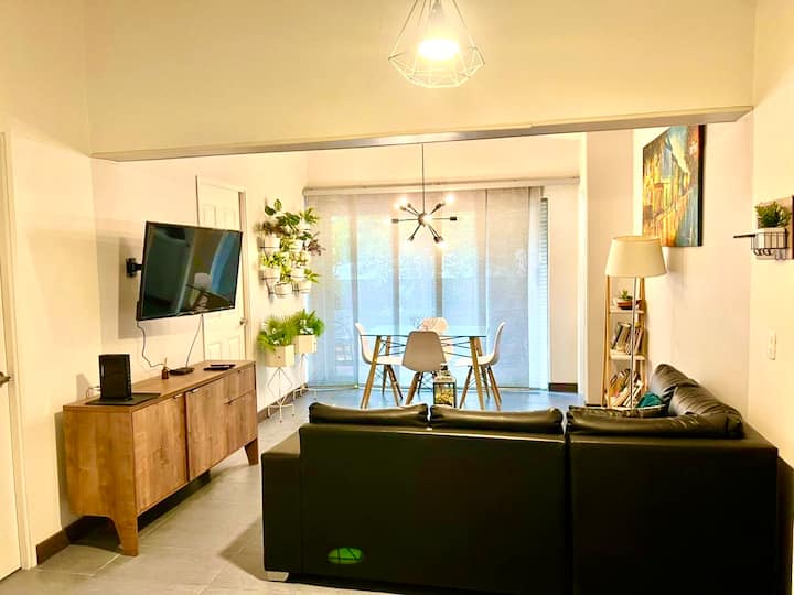 Casa Florez En Laureles: Moderno/grupos Y Familias - Medellín, Colombia