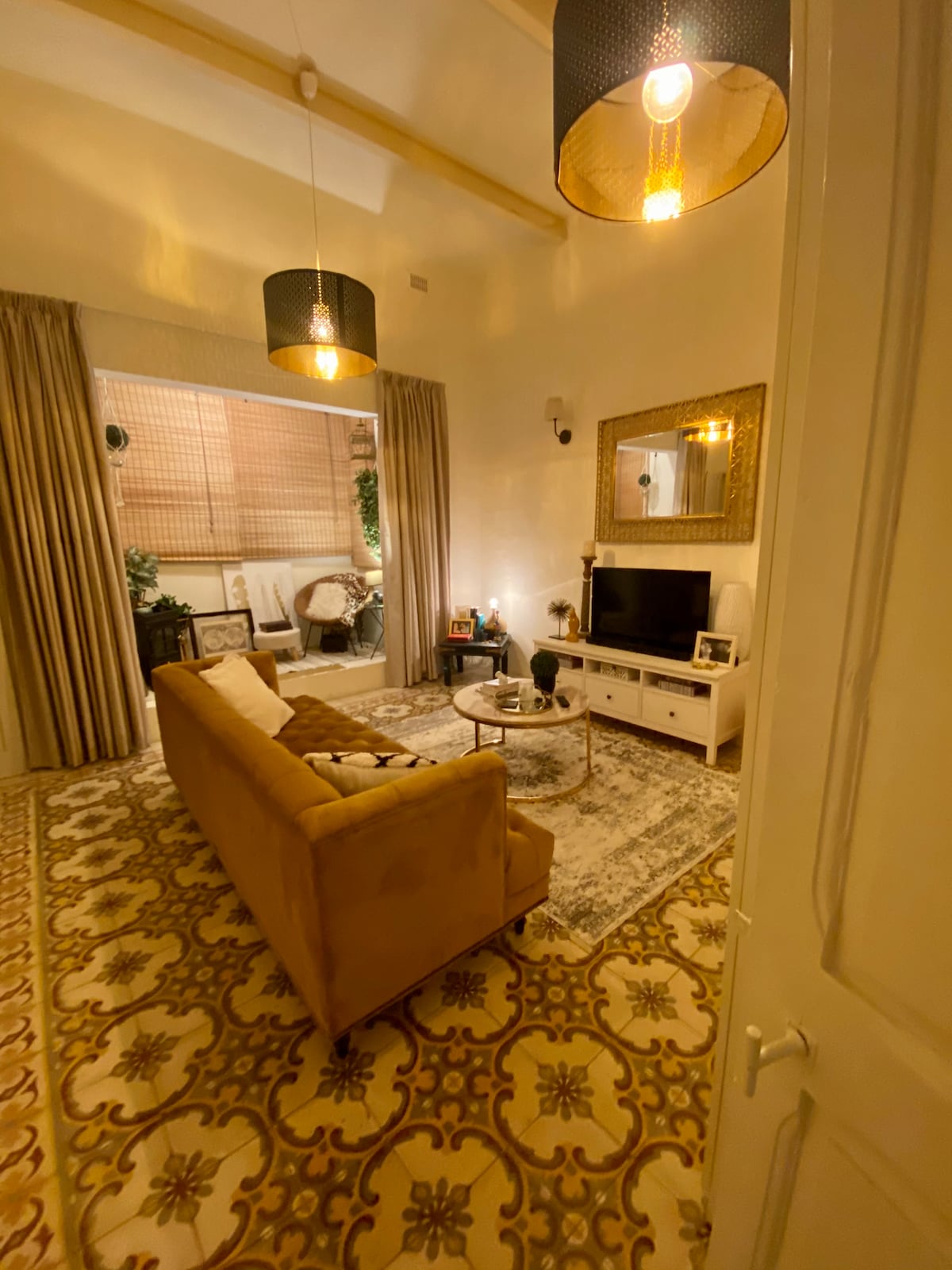 Stylish Charming Mediterranean Retreat Entire Home