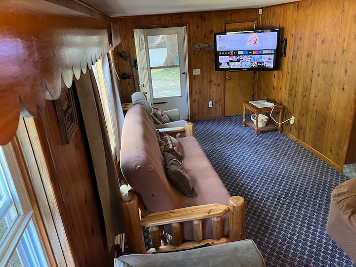 Cozy Cabin With 3 Bedrooms And Plenty Of Parking! - Houghton Lake, MI
