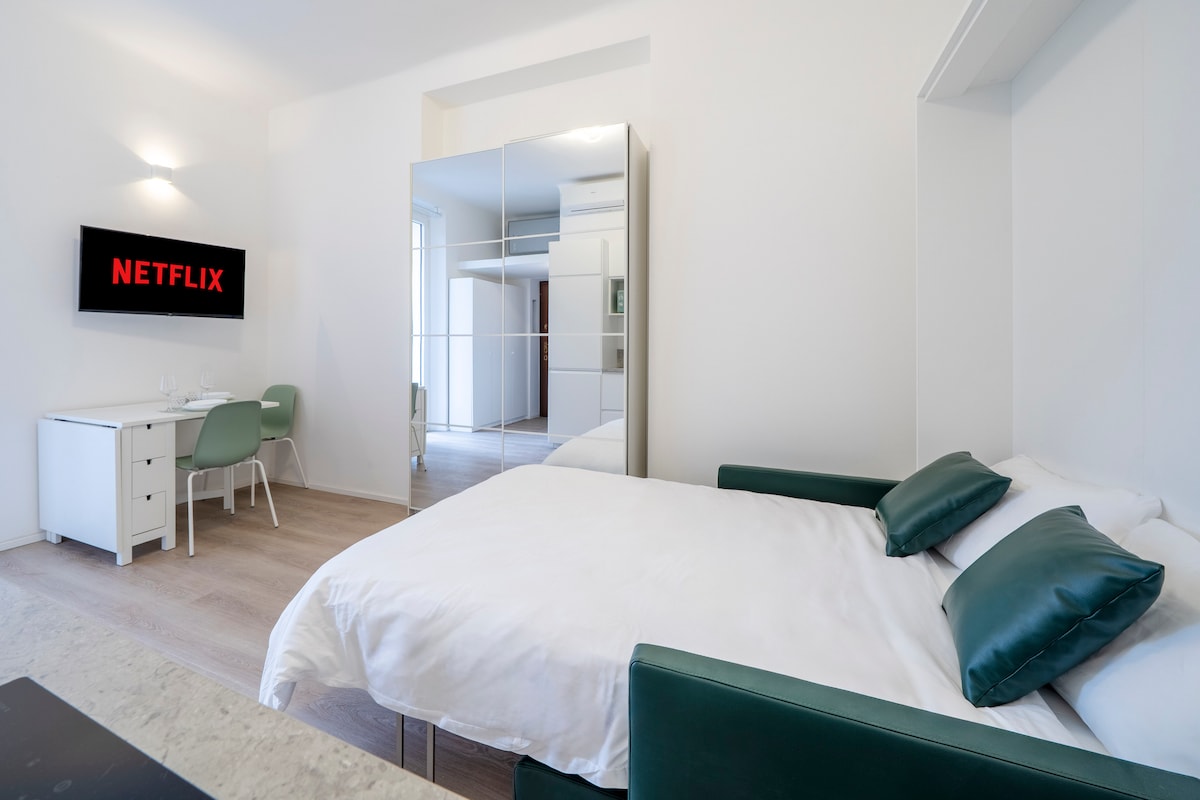 ห้องสวีทพร้อมเตียงคิงไซส์และสมาร์ททีวี