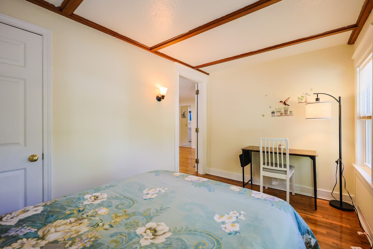 Full-size bed en een speciale werkruimte