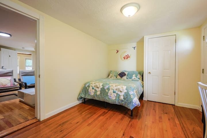 kitanda chenye ukubwa kamili na sehemu mahususi ya kufanyia kazi
