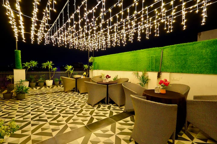 Terrace For Events With Ac + Private Floor | S51 - グルガーオン