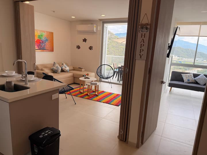 La Sala tiene un gran ventaja de volverse ne la noche una segunda habitación, al cerrar la puerta corrediza de madera que la separa de la cocina. y queda con un baño privado y acceso al balcon