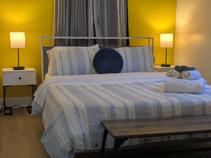 Druga spavaća soba nalazi se pored dnevnog boravka i ima udoban bračni krevet.