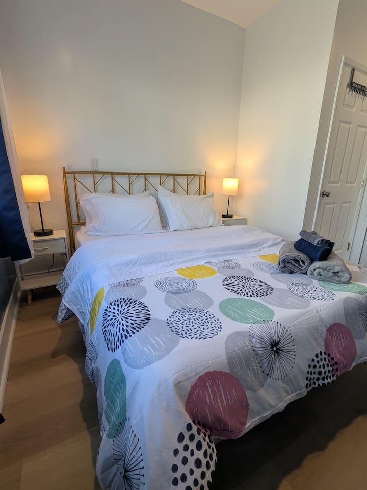 Treća spavaća soba ima prostrani ormar, dva velika prozora koji ispunjavaju prostoriju prirodnim svjetlom i udoban bračni krevet.