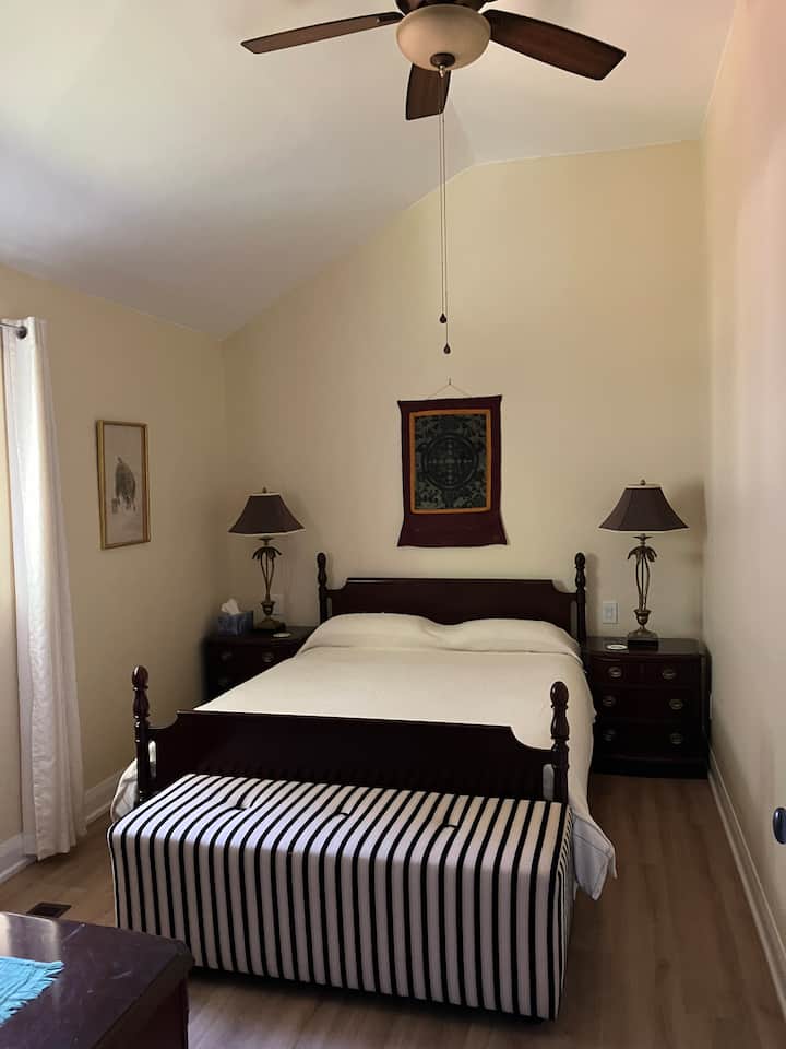 Vysoký stropný ventilátor sa spúšťa pomocou spínača pri dverách a ťahania za šnúru. 