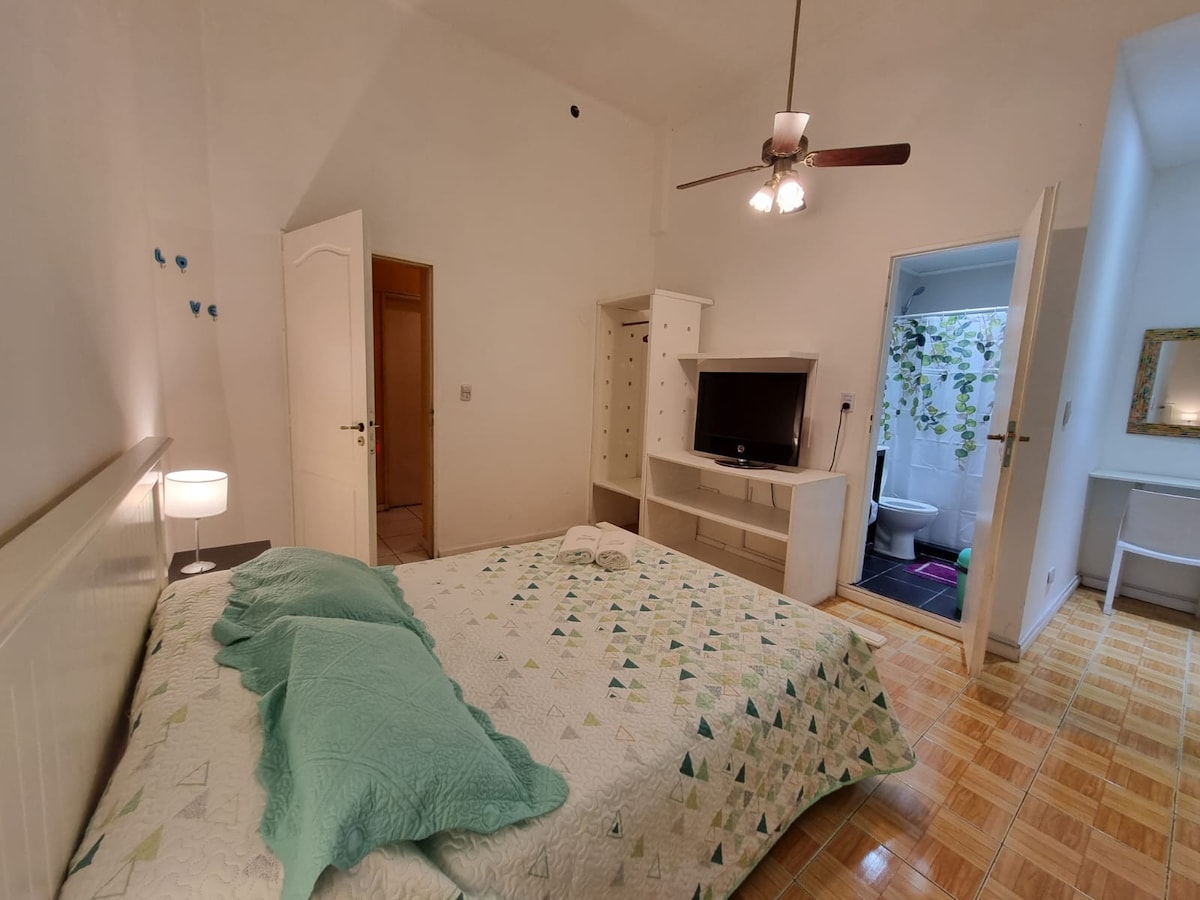 Quarto duplo com banheiro privativo em Monserrat