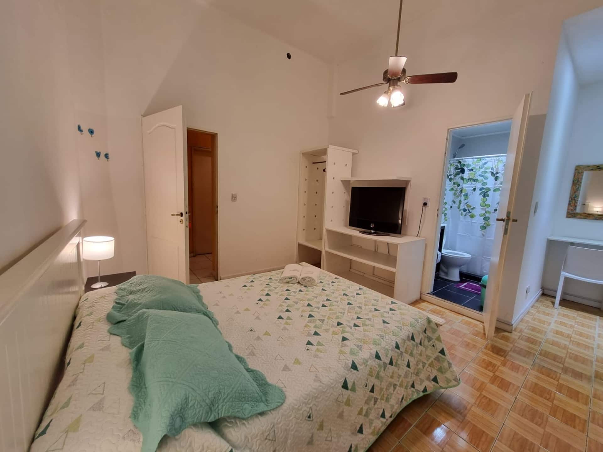 Quarto duplo com banheiro privativo em Monserrat