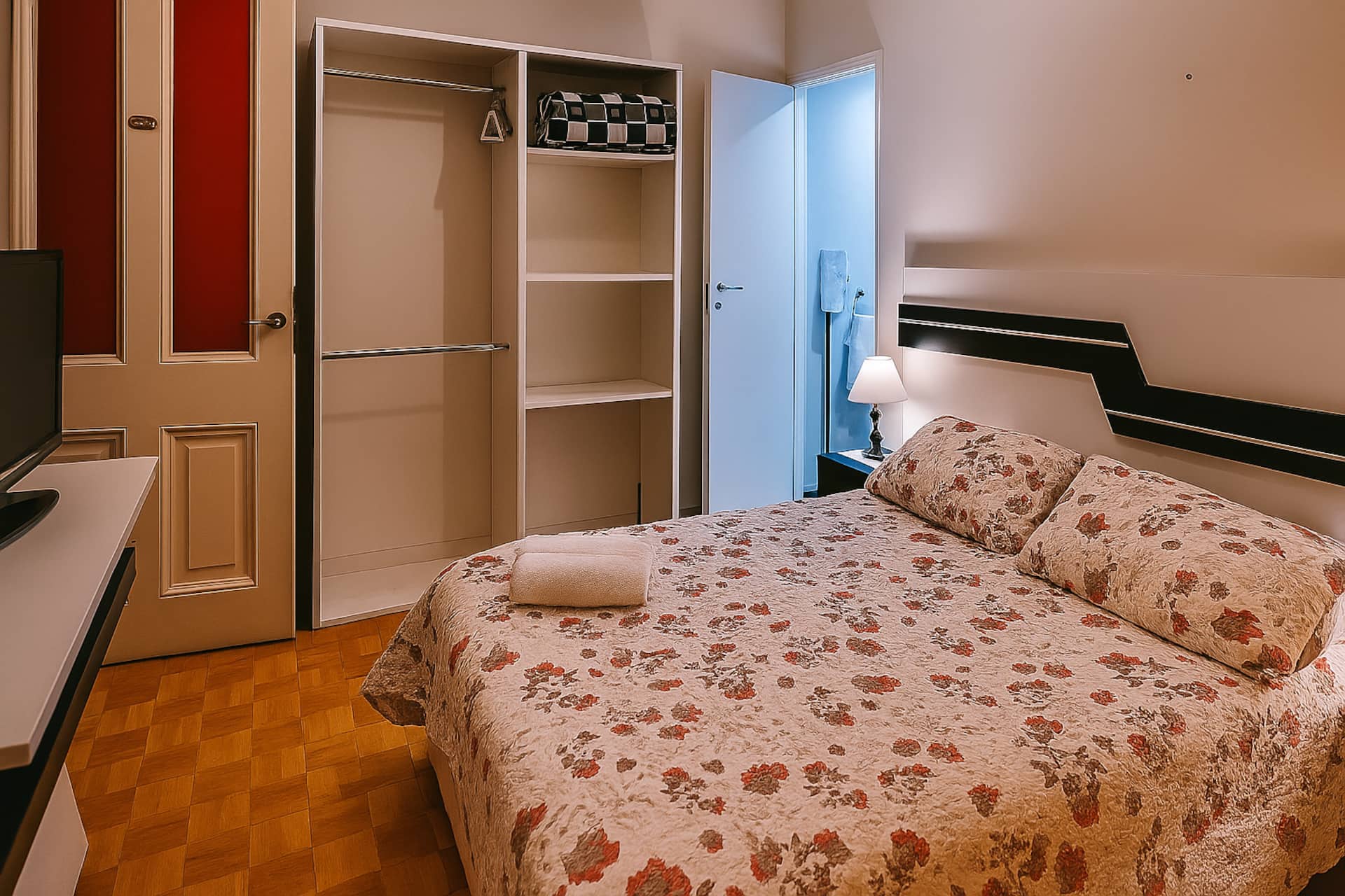 Quarto duplo com banheiro privativo em Monserrat