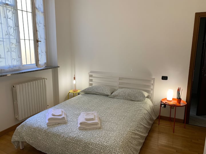Una camera da letto matrimoniale con pratici comodini e abashures. Sempre a disposizione degli ospiti teli doccia e asciugamani viso