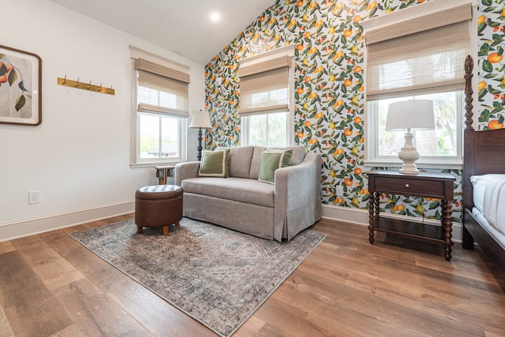 02 Citrus Room / Downtown Suite W/ King & Kitchen - St. Augustine, FL