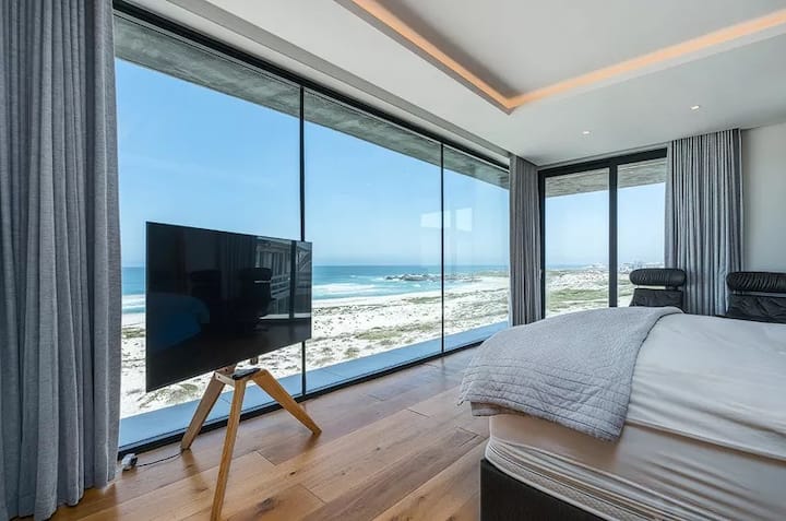 Tento hlavný oddychový priestor kombinuje modernú eleganciu s pobrežným šarmom. Vlastná posteľ s rozlohou 2,2 m², vlastná kúpeľňa s vaňou a sprchovacím kútom a SMART TV vytvárajú pohodlie, zatiaľ čo klimatizácia a balkón s rozľahlým výhľadom na oceán dopĺňajú toto sofistikované útočisko