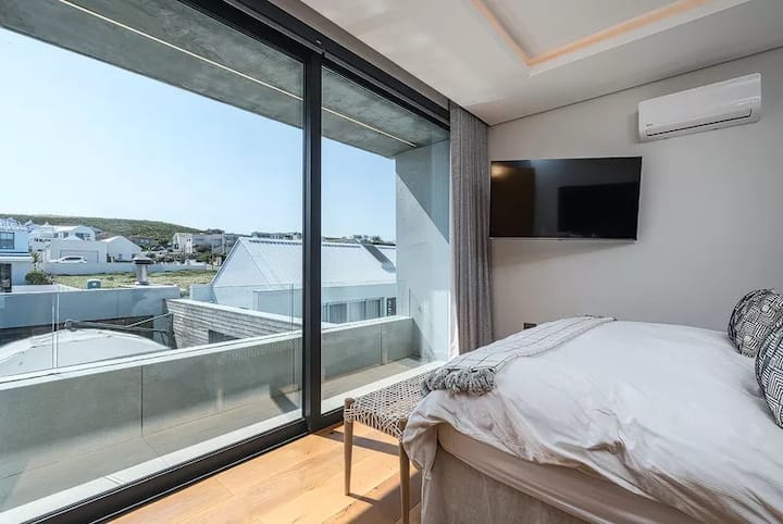 Táto štýlová spálňa má vlastnú sprchu a WC, klimatizáciu a vlastný balkón s výhľadom na bazén, dvor a pozoruhodnú záhradu s kaktusmi - ideálne na oddych v pohodlí a pokojnom prostredí.