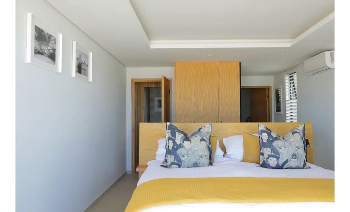 Táto spálňa s manželskou posteľou King ponúka vlastnú sprchu a WC, klimatizáciu, INTELIGENTNÚ televíziu a súkromný balkón vedúci na drevenú terasu s priamym prístupom na pláž - ideálne na bezproblémové vnútorné a vonkajšie pobrežné bývanie.