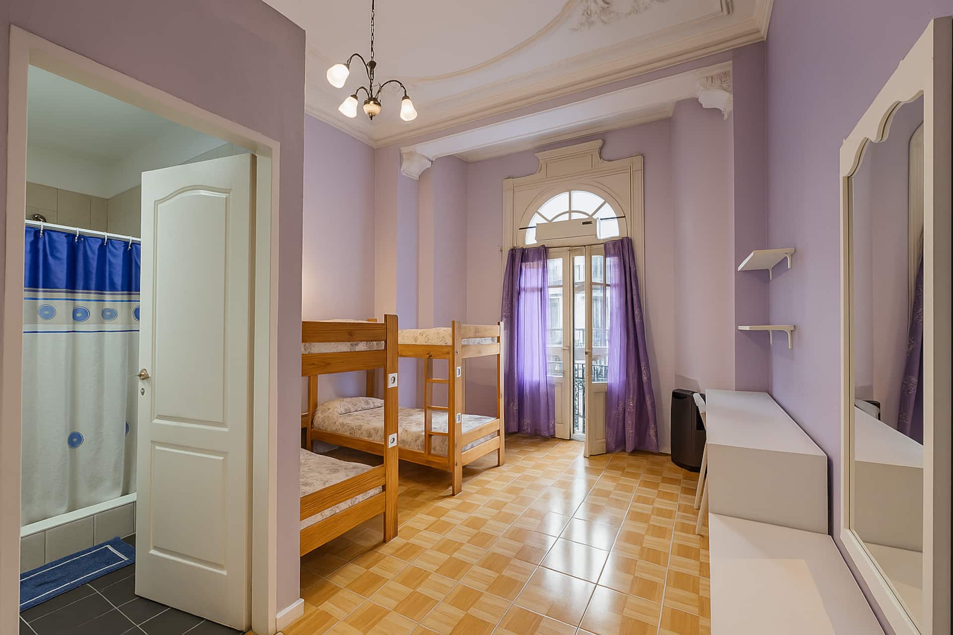Quarto compartilhado em hostel com banheiro privativo e varanda em Monserrat