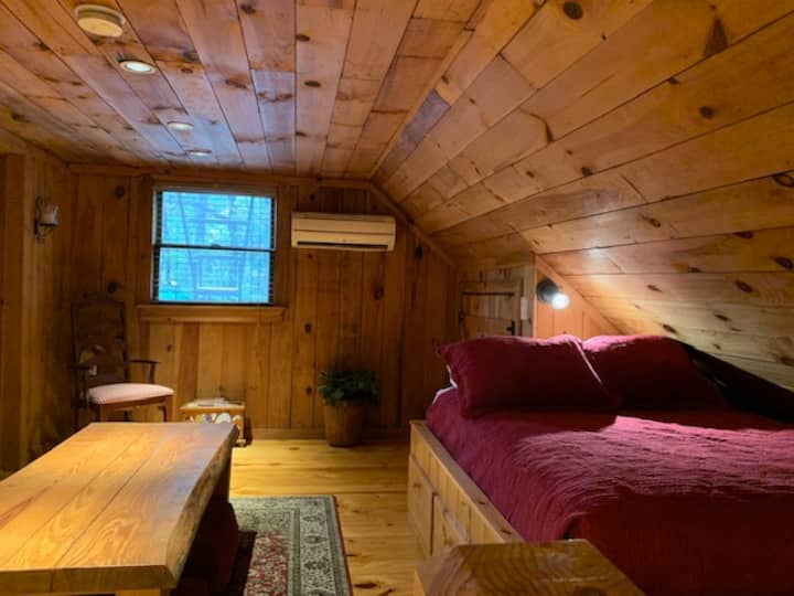 Loft ponúka dve manželské postele, čitateľský kútik a súkromnú kúpeľňu.