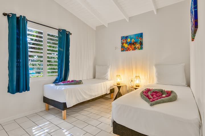 בחדר השינה הזה יש 2 מיטות יחיד המופרדות על ידי 2 שולחנות. ניתן לחבר את המיטות יחד במידת הצורך. כמו כן, יש כאן מיזוג אוויר, ארון בגדים עם מקום לתלייה ולהנחה