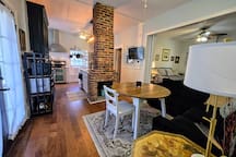 Secluded Cottage w/yard blocks to Downtown