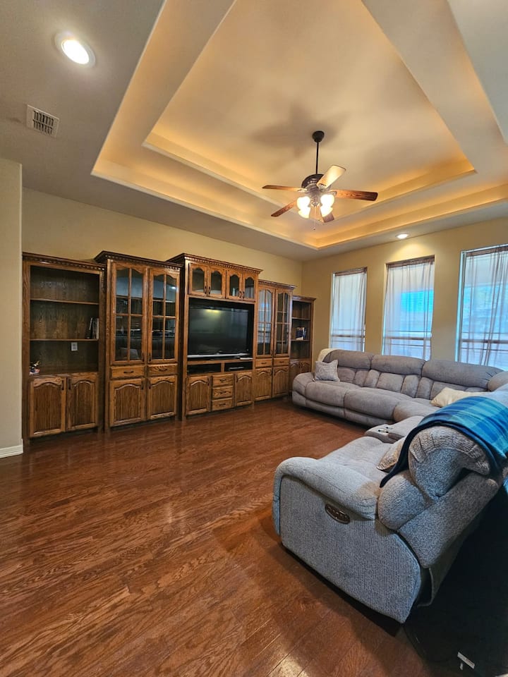 Spacious Sharyland Getaway–big House, Quiet Street - Mission, TX
