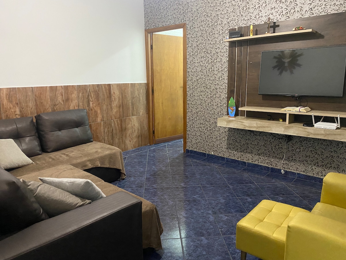 Airbnb em destaque: House 500 meters from the Basilica with air conditioning. em Aparecida