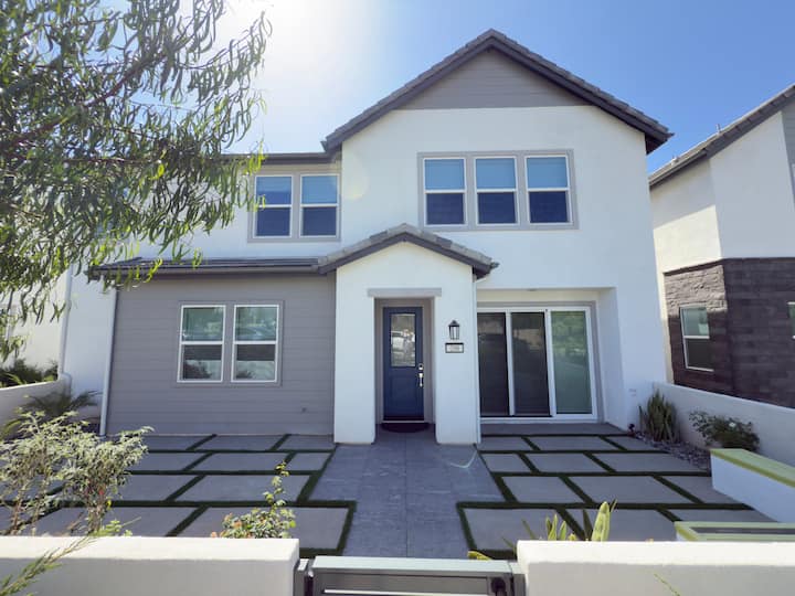 Modern 4br Retreat Steps From The Solis Park - Irvine, CA