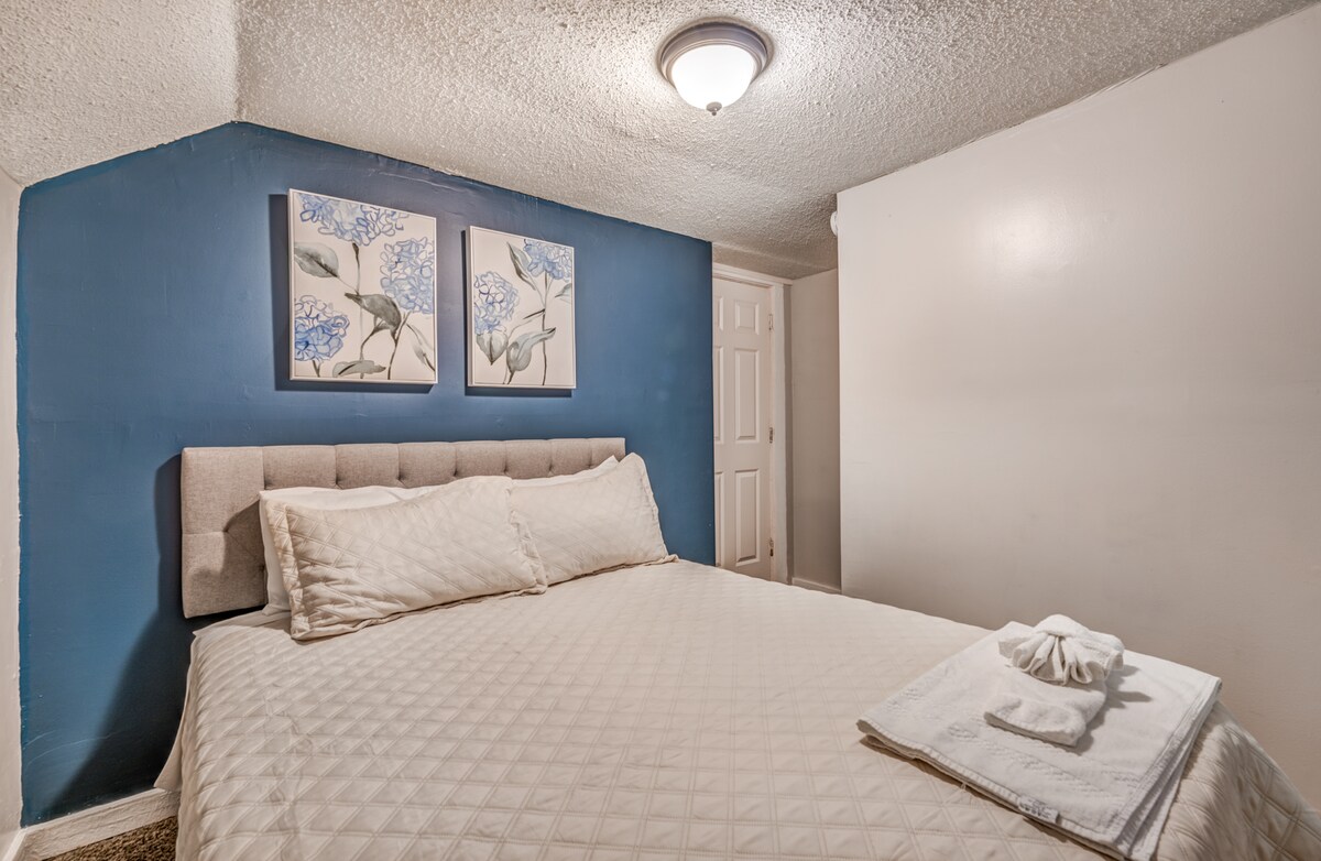 Pumzika kwa amani katika chumba hiki cha kulala tulivu na kinachovutia baada ya siku nzima ya kutembea jijini.