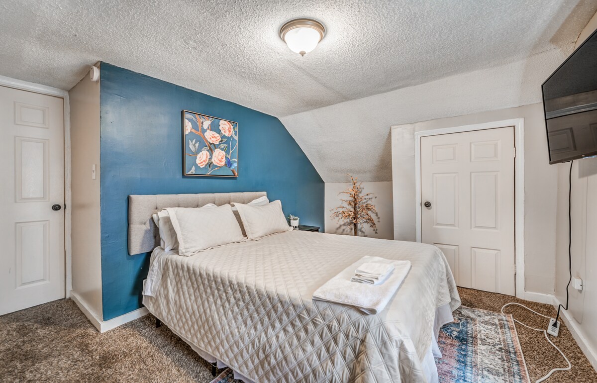 Pumzika kwa utulivu katika chumba hiki cha kulala chenye amani na kitanda cha ukubwa wa kati na sauti za kutuliza.