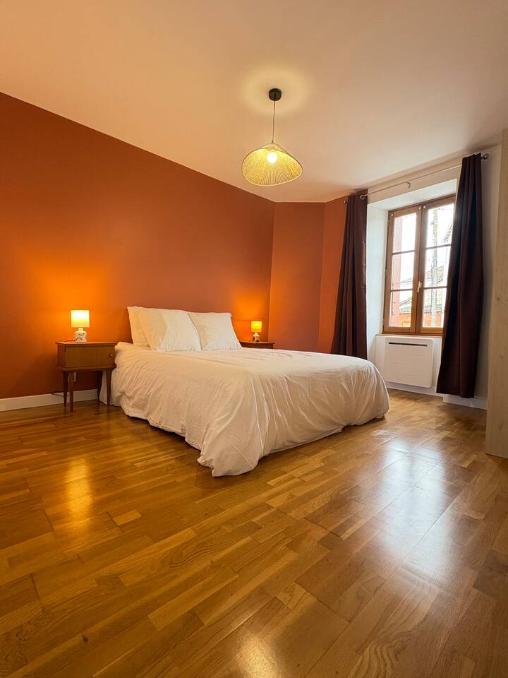 Chumba cha kulala cha 1 "Cocon Ricotta": Kitanda maalumu cha kulala chenye ukubwa wa kifalme (160 x 200) kinachoweza kubadilishwa kuwa vitanda 2 vya mtu mmoja. Mazingira ya joto, chumba kikubwa cha kuvaa kwa ajili ya ukaaji wako wa muda mrefu.