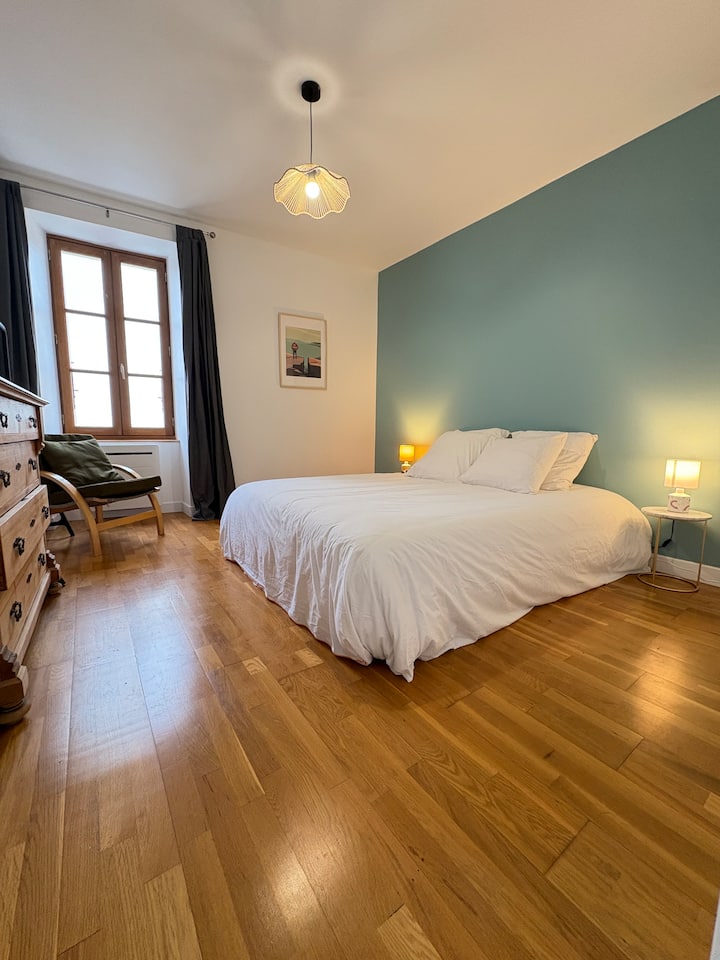 Chumba cha kulala cha 2: "The Zen Escape". Kitanda cha ukubwa wa Queen (160 x 200) au vitanda 2 vya mtu mmoja (80 x 200). Iliyopambwa kwa uangalifu kwa rangi za bluu, parquet, mazingira bora kwa ajili kazi au kupumzika. Kabati na kabati la nguo pia vinapatikana.