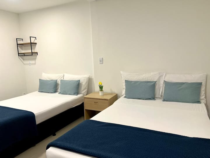 Prehľad izby s 2 manželskými posteľami